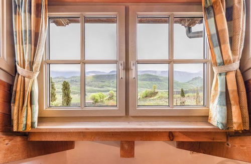Caldaro Sulla Strada del Vino Apartment | Apartment 'Panorama' with Mountain View, Private Garden and Wi-Fi