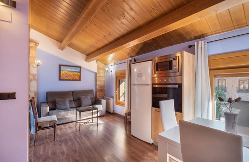 Daroca Apartment | Apartment 'Petronila' with Wi-Fi and Air Conditioning