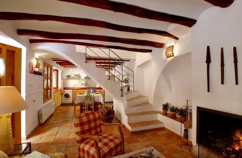 Bullas Apartment | Apartment 'Plaza Vieja En Bullas' with Balcony, Wi-Fi and Air Conditioning