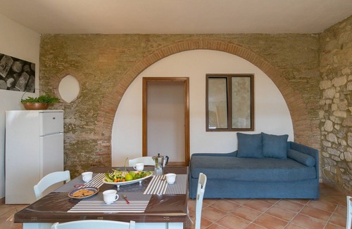 Cecina House | Apartment 'Podere Nuti - 2 Beloro' with Shared Pool, Shared Garden and Wi-Fi