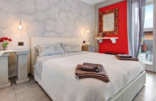 Mezzegra Apartment | Apartment "Red e Gray view lake" with Terraces & Wi-Fi