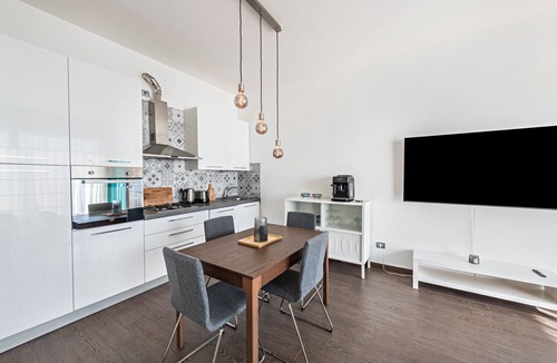 Pulciano Apartment | Apartment 'Residence Virgilio Blue' with Lake View, Wi-Fi and Air Conditioning