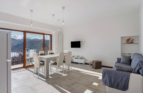 Pratolungo Apartment | Apartment 'Sole' with Lake View, Shared Pool and Wi-Fi