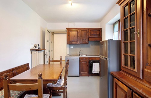Courmayeur Apartment | Apartment 'Spazioso Appartamento Con Vista' with Mountain View, Shared Garden and Wi-Fi