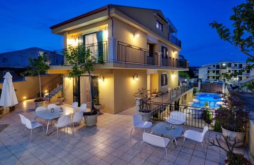 Marina di Ragusa Apartment | Apartment 'Venere In Villa' with Shared Pool, Wi-Fi and Air Conditioning