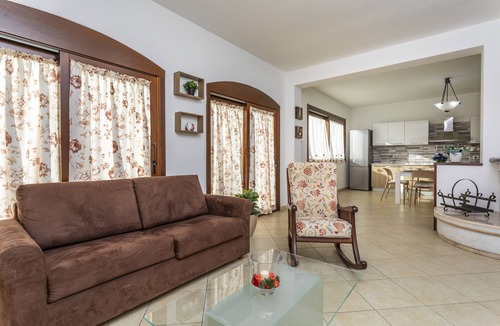 Viagrande Apartment | Apartment 'Villa Di Mauro' with Mountain View, Private Pool and Air Conditioning