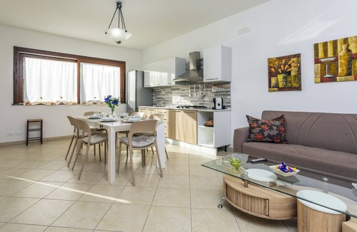Viagrande Apartment | Apartment 'Villa Di Mauro' with Mountain View, Private Pool and Air Conditioning