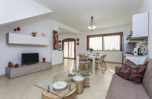 Viagrande Apartment | Apartment 'Villa Di Mauro' with Mountain View, Private Pool and Air Conditioning