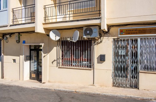 Barco De Avila Apartment | Apartment 'Vivienda Turistica La Escuela' with Private Terrace, Balcony and Wi-Fi