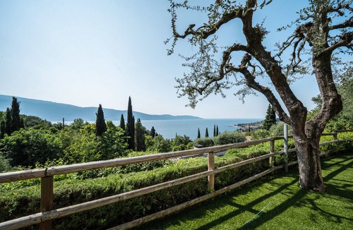 Gargnano Apartment | Apartment 'Wieser Garda Lake' with Lake View, Wi-Fi and Air Conditioning