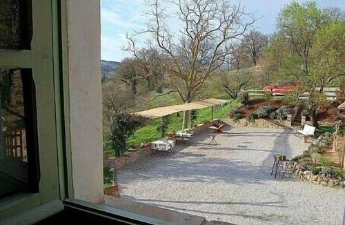 Montone House | Appartamento Aria D: A graceful apartment surrounded by meadows and by green hills, with Free WI-FI.