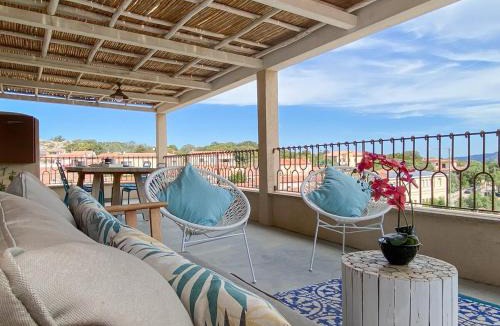 San Pantaleo Apartment | Appartamento bianco, centrale, parcheggio, ottimo per 4 persone