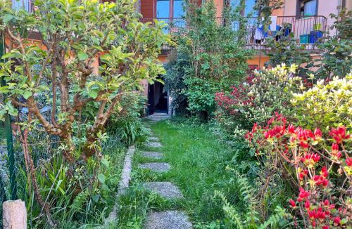 Porto Valtravaglia Apartment | appartamento con giardino a 2 minuti dal lago