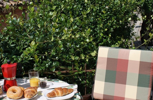 Roccascalegna House | Apricot House is nestled under the imposing medieval Castle of Roccascalegna