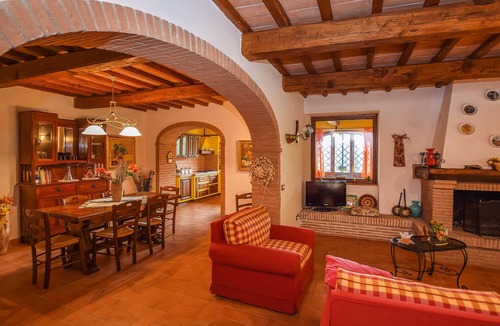 Avigliano Umbrio House | Are you looking for a vacation home with space for several families? Then this house with panoramic