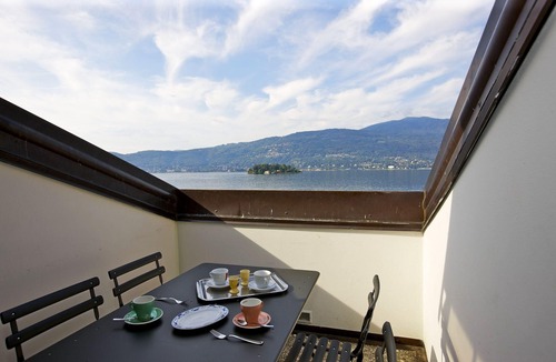 Verbania Apartment | Attractive apartment in a palazzo from the 17th century. Right on the lake promenade