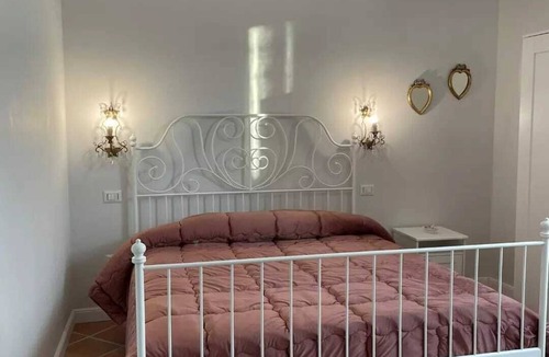 Casapulla Bed & Breakfast | B&B LA CASA DEI SOGNI IDEAL FOR VISITING THE ROYAL PALACE OF CASERTA EXIT AUTOSTRAD