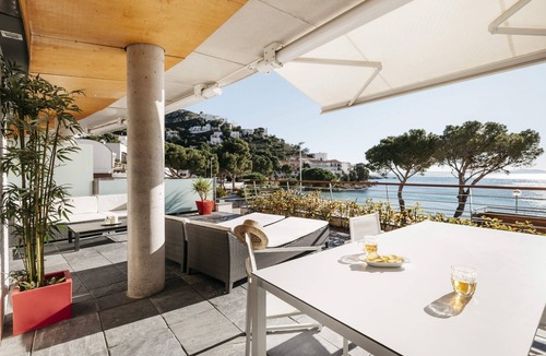 Almadraba-Canyelles Apartment | Beachfront two-bedroom apartment with sea views in Canyelles Petites