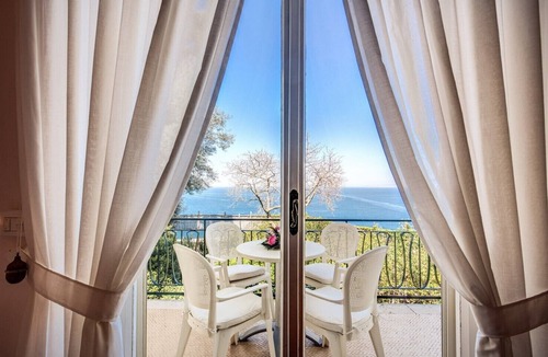 Sorrento City Centre Villa | BEAUTIFUL APARTMENT IN WONDERFUL VILLA IN SORRENTO CENTER SEA FRONT
