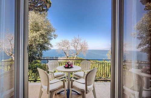 Sorrento City Centre Villa | BEAUTIFUL APARTMENT IN WONDERFUL VILLA IN SORRENTO CENTER SEA FRONT