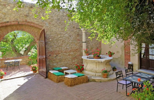 Santo Villa | Beautiful apartment in villa for 4 guests with pool, patio, pets allowed and panoramic view
