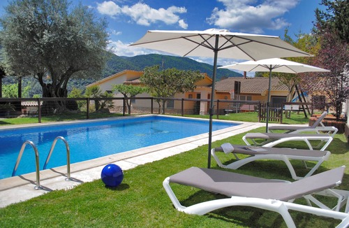 Pujarnol House | Beautiful holiday home with mountain views, big pool and close to Banyoles lake