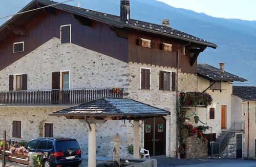 Mazzo di Valtellina Apartment | Beautiful apartment for 4 guests with WIFI, TV, terrace, pets allowed and parking
