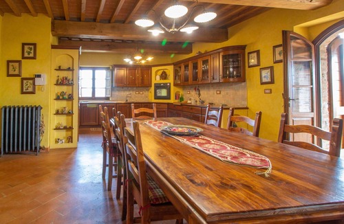 Umbertide Villa | Beautiful private villa for 10 guests with WIFI, TV, balcony and pets allowed