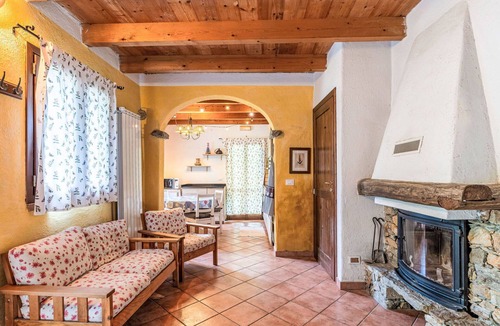 Rialto House | Beautiful private villa for 6 guests with WIFI, TV, patio and pets allowed