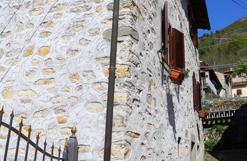 Casoli House | Beautiful Tuscan hamlet retreat, above Bagni di Lucca, with amazing views.
