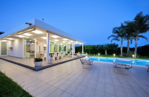 Ragusa Villa | Beautiful villa in a modern style, with swimming pool, solarium and garden.