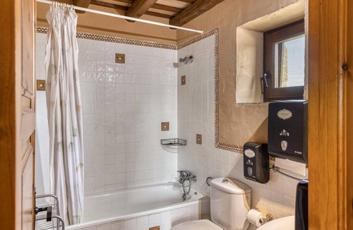 Serra de Daro Bed & Breakfast | Bed and Breakfast 'Llavià' with Shared Pool, Wi-Fi and Air Conditioning