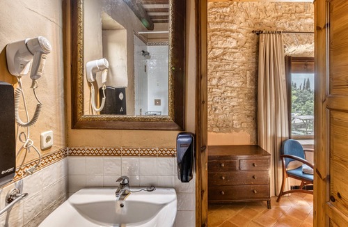 Serra de Daro Bed & Breakfast | Bed and Breakfast 'Llavià' with Shared Pool, Wi-Fi and Air Conditioning