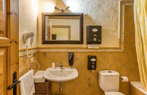 Serra de Daro Bed & Breakfast | Bed and Breakfast 'Sant Iscle' with Shared Pool, Wi-Fi and Air Conditioning