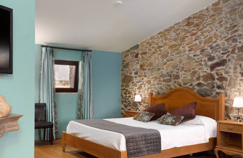 Mollet de Peralada House | Bienvenidos a Mas Renart, un pequeño Hotel con Encanto, de sólo 7 habitaciones,