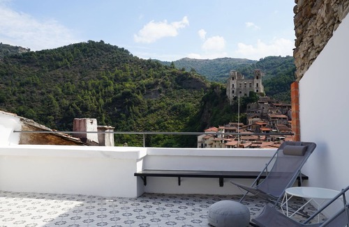 Dolceacqua House | Breathtaking views of the Castle and Roman Bridge, 4BEDS, 4BATHS, AC, FREE WIFI