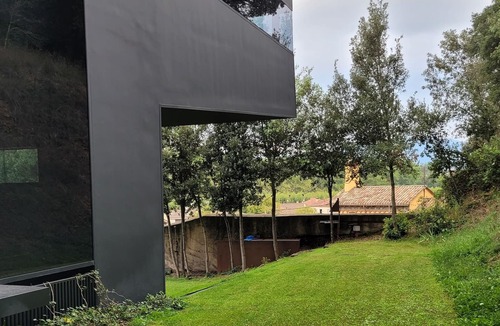 Olot House | Casa de Diseño The Black Line House