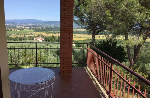 Oliveto House | Casa di Vittoria immersed in the heart of the Tuscan countryside surrounded by olive groves