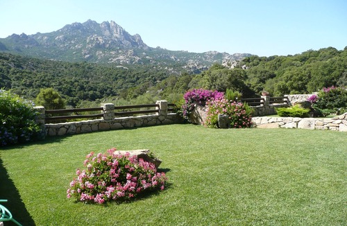 San Pantaleo Apartment | Casa Fiorella Red Trilo: quiet and panoramic home, near the village center.