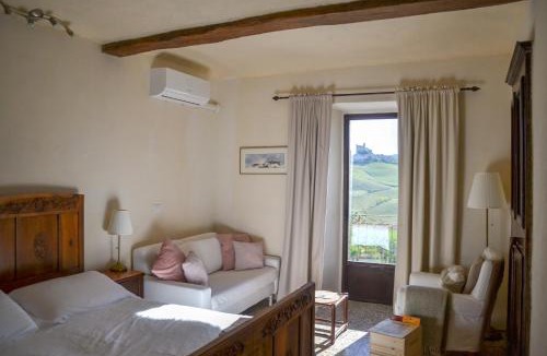 Monforte d'Alba Apartment | Casa Guglielmo with a castle view