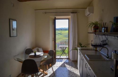 Monforte d'Alba Apartment | Casa Guglielmo with a castle view