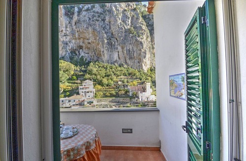 Amalfi House | Casa Macrina A: A cheerful apartment in a quiet position, situated at a short distance from the Cathedral of Amalfi, with Free WI-FI.