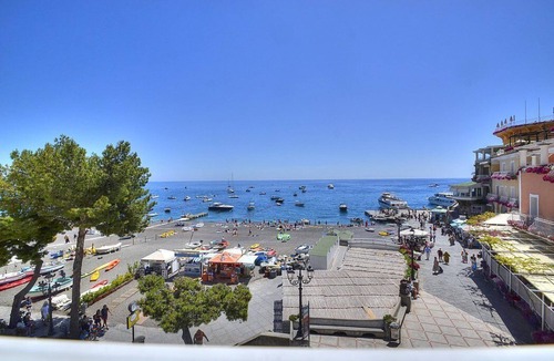 Positano City Centre House | Casa Ninnolo: A bright and sunny two-story independent house situated in a central location, at a short distance from the beach, with Free WI-FI.