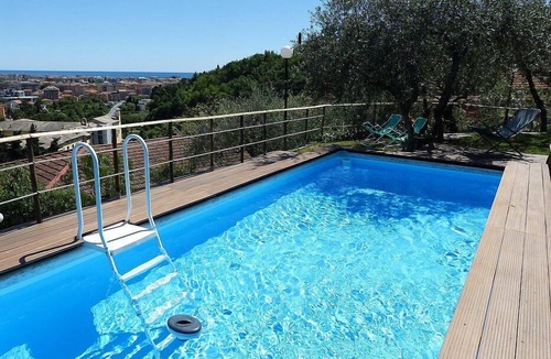 Chiavari House | Casa Oleandro A: An elegant and welcoming two-story independent house, with Free WI-FI.