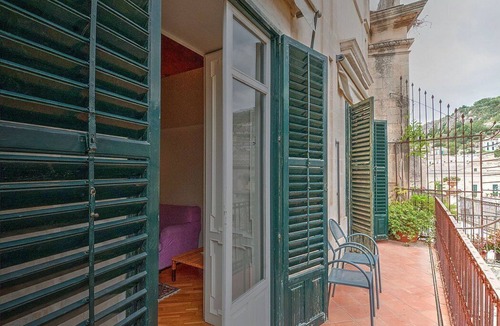 Modica Apartment | Casa Orangina: An elegant and welcoming apartment that is part of an historic villa, with Free WI-FI.
