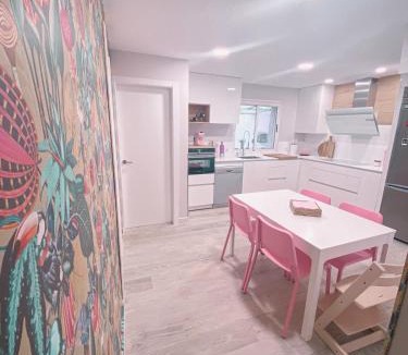 Campillo de Altobuey Apartment | Casa rosa completa-patio- BBQ-columpios-buhardilla