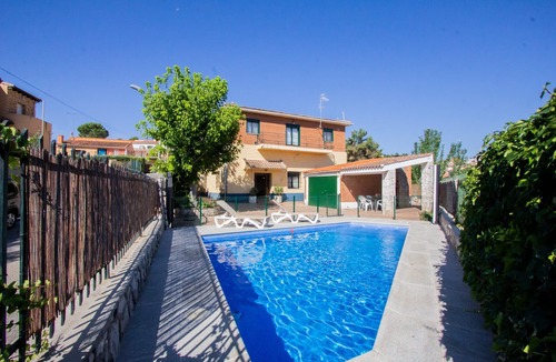 Valdelaguna House | Casa Rural El Aligustre in Valdelaguna with swimming pool and table soccer.