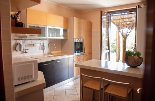 Premenugo Villa | Casa Schatz is a spacious cottage with a large furnished garden and swimming pool.