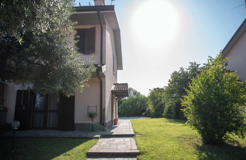 Premenugo Villa | Casa Schatz is a spacious cottage with a large furnished garden and swimming pool.