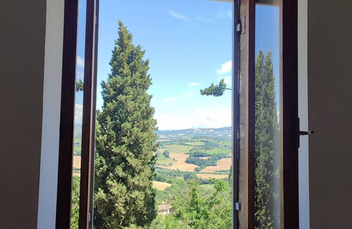 Todi Apartment | Casa Sulle Mura Medioevali. Comodissimo no Scale. Servizi Raggiungibili a Piedi